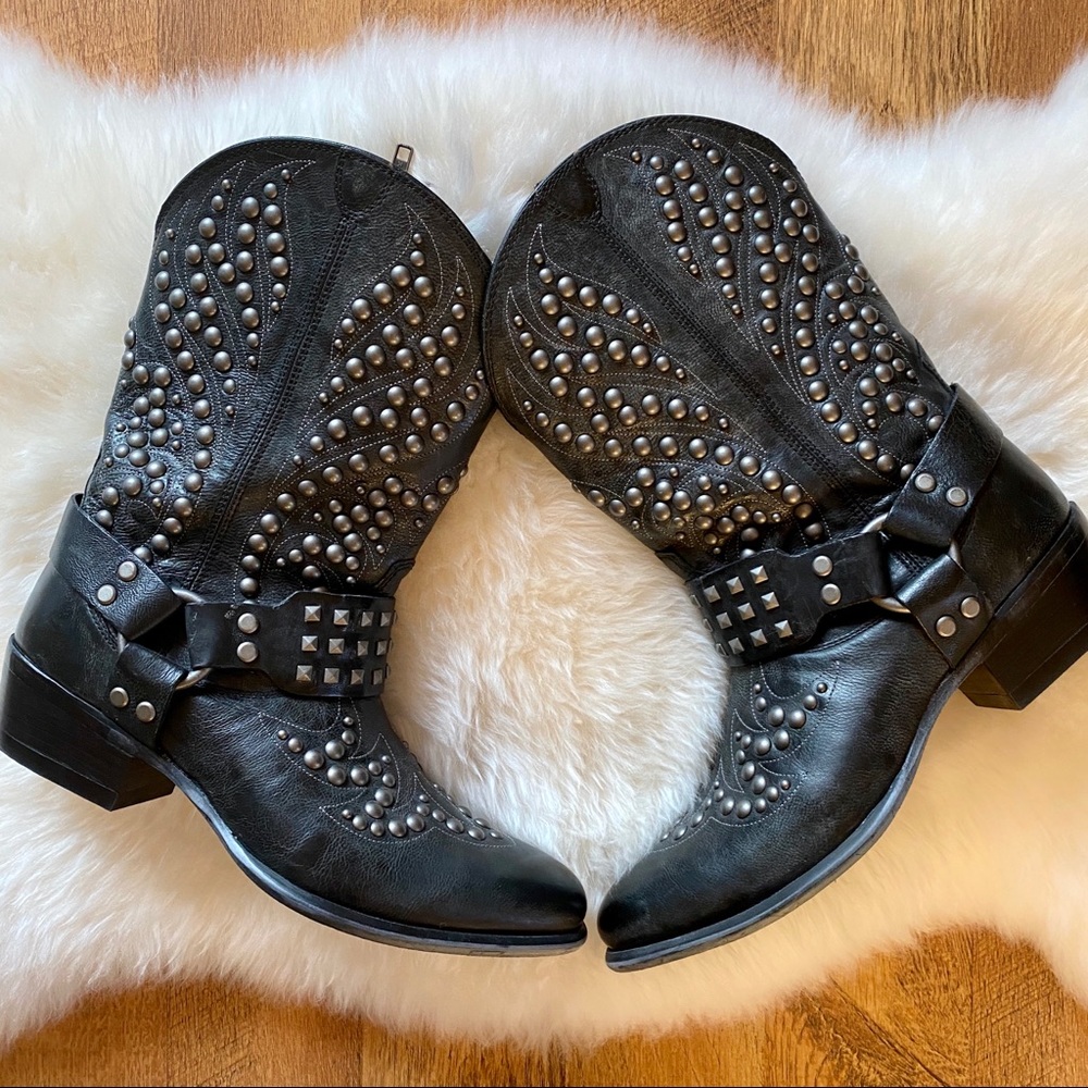 New✨ Black Studded Ariat Western boots for Women